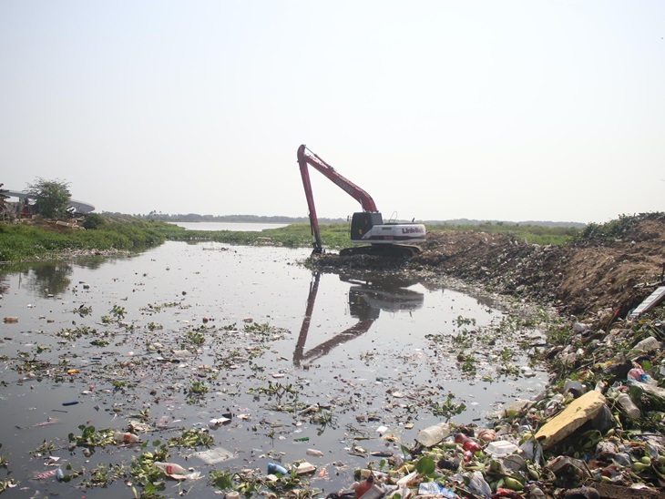 Distrito mantiene limpieza de arroyos para prevenir emergencias durante época de lluvias